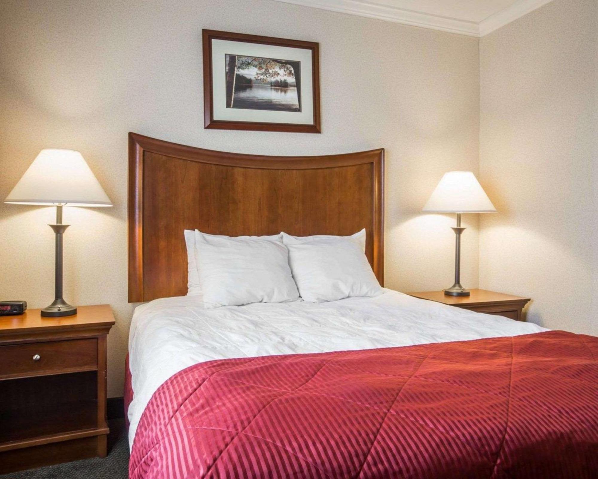 Clarion Inn & Suites At The Outlets Of Lake George Exterior foto