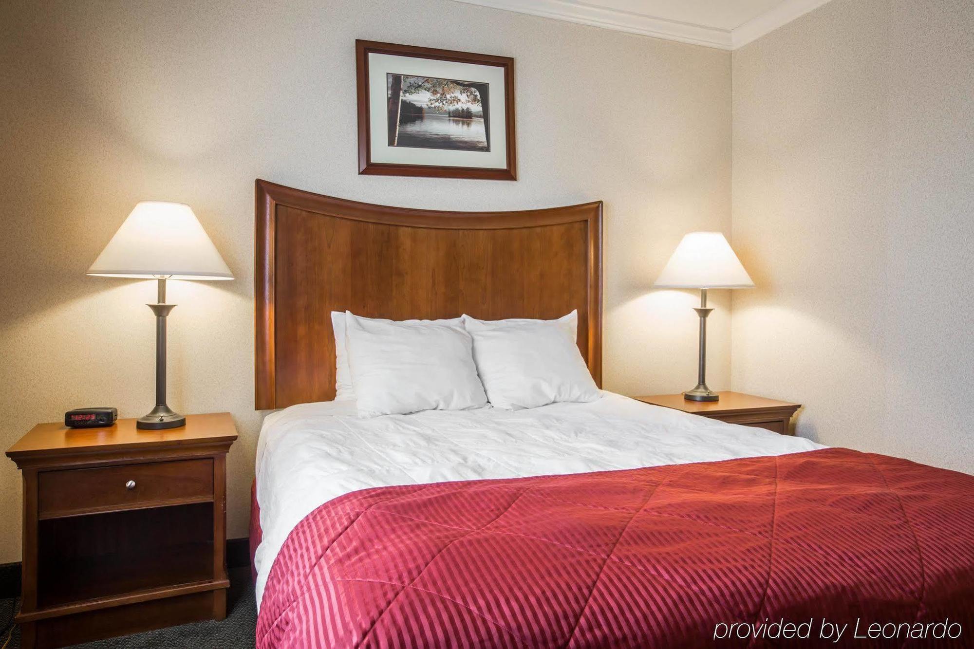 Clarion Inn & Suites At The Outlets Of Lake George Exterior foto